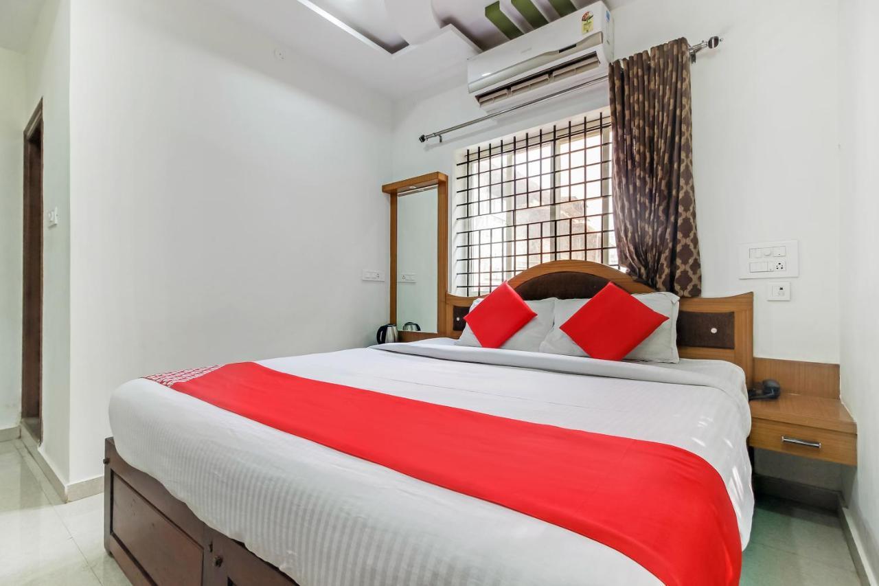 Oyo 28303 Yesh Comforts Hotel Madikeri Luaran gambar